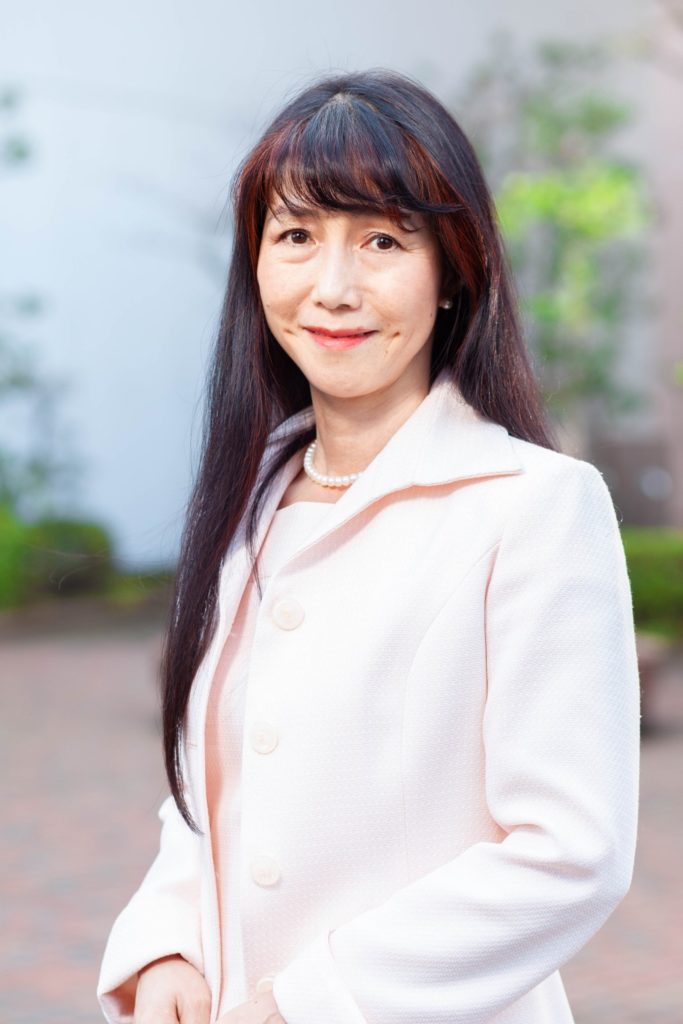 ピンクのスーツを着たグレイスカウンセリングの美保カウンセラー