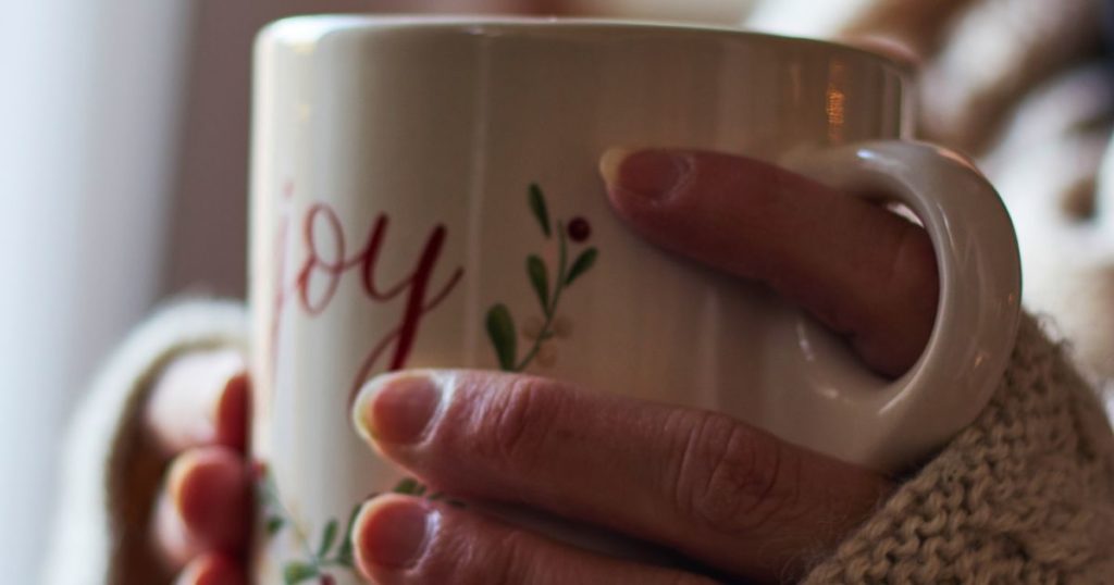 心の安全基地の作り方をイメージした両手で暖かい飲み物を包む安心の時間